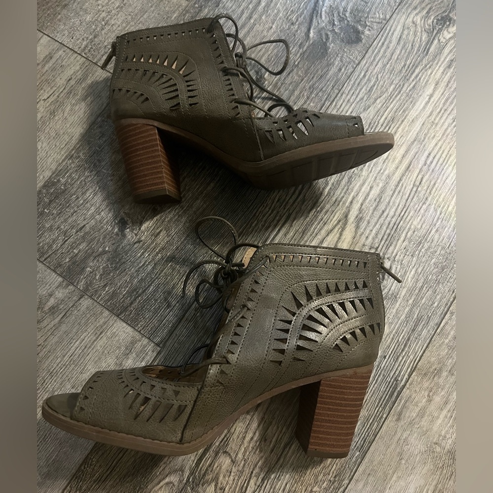 MAURICES Carmen Stone Green Lace Up Open Toe Heels Ankle Booties Size 8